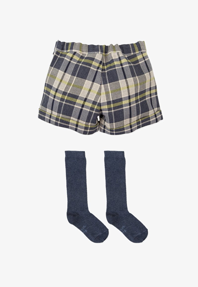 Pantalones cortos de cuadros en azul marino, crema y verde lima con una cinturilla elástica, combinados con calcetas oscuros hasta la rodilla. Ambos artículos hechos de tela suave.