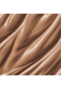 Kermainen beige tuote, jossa on sileä, kostea koostumus ja pehmeät, virtaavat aallot; kiiltävä pinta korostaa hienovaraisia heijastuksia ja muotoja.