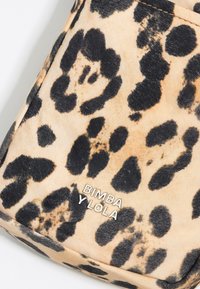 Pochette in tessuto con stampa leopardata, con uno sfondo marrone chiaro e macchie nere. Presenta un logo argentato "BIMBA Y LOLA" nella parte inferiore. Texture morbida.