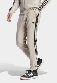 adidas Originals ADICOLOR CLASSICS SUPERSTAR TRACK PANTS - Pantalon de survêtement - beige black