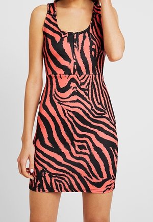 Sukienka bodycon z wzorem w paski zebry w kolorze czarnym i koralowym, z dekoltem w serek i suwakiem z przodu. Gładki, elastyczny materiał.