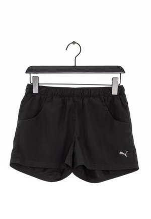 Sorte shorts med elastisk linning, sidelommer og lille Puma-logo på venstre ben, hængende på en sort bøjle mod en hvid baggrund.