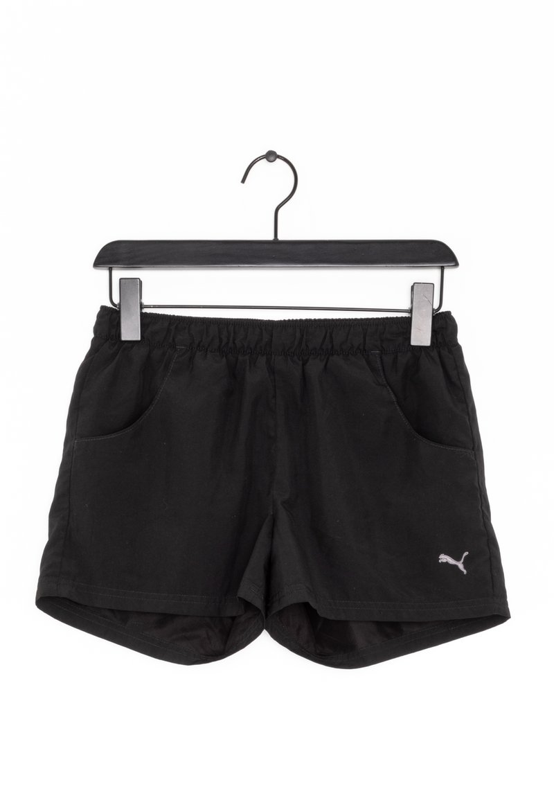 Shorts à taille élastique noire avec poches latérales et petit logo Puma sur la jambe gauche, suspendus à un cintre noir sur fond blanc.