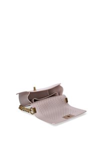 Borsa a tracolla perforata rosa con una forma strutturata, hardware dorato e una tracolla a catena. Si apre per rivelare un interno spazioso.