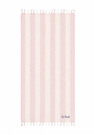 Roze en wit gestreepte rechthoekige handdoek met verticale strepen en franjes aan beide uiteinden, met "St. Barth" in blauw geborduurd op één hoek.