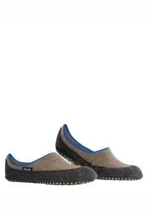 Grau-beige Filz-Hausschuhe zum Hineinschlüpfen mit blauem Besatz und rutschfesten weißen Punkten auf schwarzen Sohlen, seitlich mit "FALKE" beschriftet.