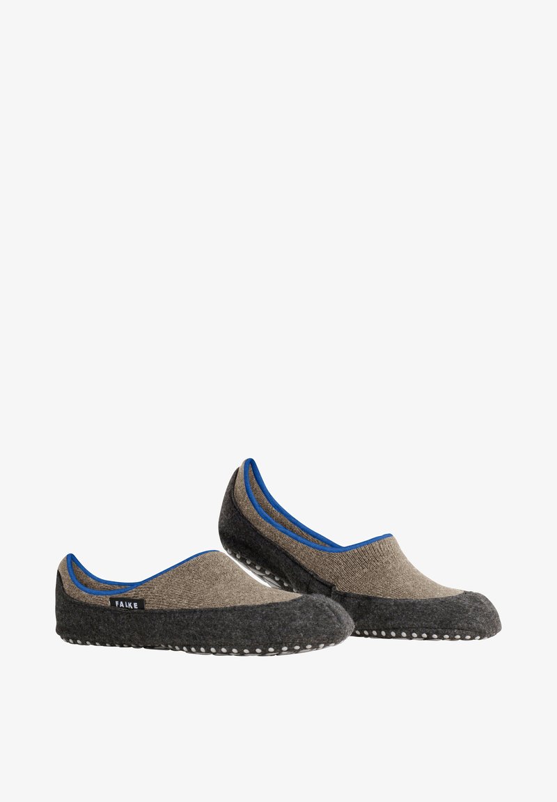 Chaussons en feutre gris et beige à enfiler, avec une bordure bleue et des points antidérapants blancs sur des semelles noires, étiquetés "FALKE" sur le côté.