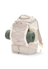 Beige hátizsák, strapabíró külsővel, elülső bungee zsinórral az tárgyak rögzítéséhez és dupla oldalsó rekesszel a feltekert törölközők számára.