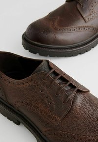 Next CLEATED BROGUE REGULAR FIT - Business sko - brown