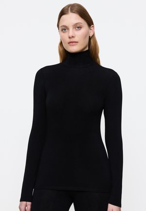Maglietta nera a maniche lunghe con colletto alto realizzata in materiale morbido, caratterizzata da un design aderente e una texture liscia, con un collo alto per una copertura aggiuntiva.
