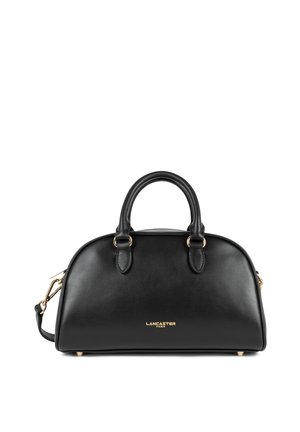 Sac à main en cuir noir de forme arrondie, avec deux poignées supérieures, une bandoulière amovible, des accessoires en or et un logo sur le devant.