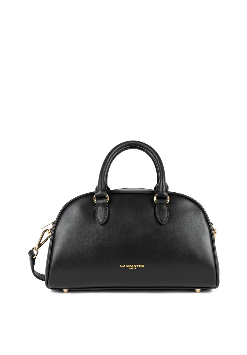 Sac à main en cuir noir de forme arrondie, avec deux poignées supérieures, une bandoulière amovible, des accessoires en or et un logo sur le devant.