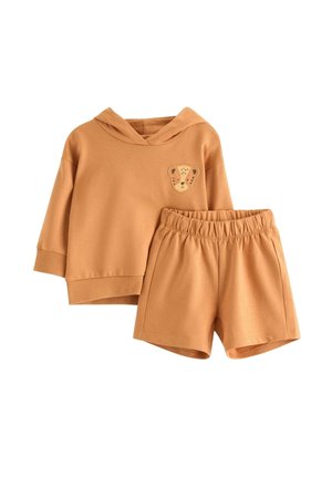 Lysebrun hættetrøje i toddler-størrelse med gepardansigt-patch og matchende shorts med elastisk talje, vist på hvid baggrund.