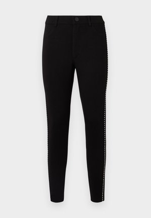 Zwarte skinny broeken van rekbaar materiaal, met zijdetailing van een rij kleine witte studs, met een standaard tailleband en knoopsluiting.