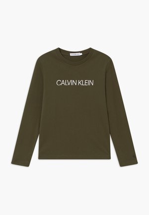 Maglia a maniche lunghe color verde oliva con collo tondo e la scritta "CALVIN KLEIN" stampata in bianco al centro del petto.