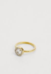Goldfarbener Ring mit einem zentralen klaren Stein, umgeben von kleineren Kristallen, in einer glatten Band mit polierter Oberfläche.