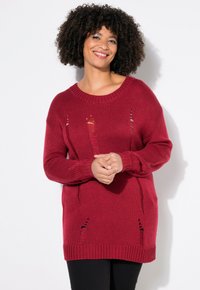 Roter Strickpullover mit weitem Ausschnitt, langen Ärmeln und ausgefransten Details auf der Vorderseite. Texturiertes Material und lässige Passform.
