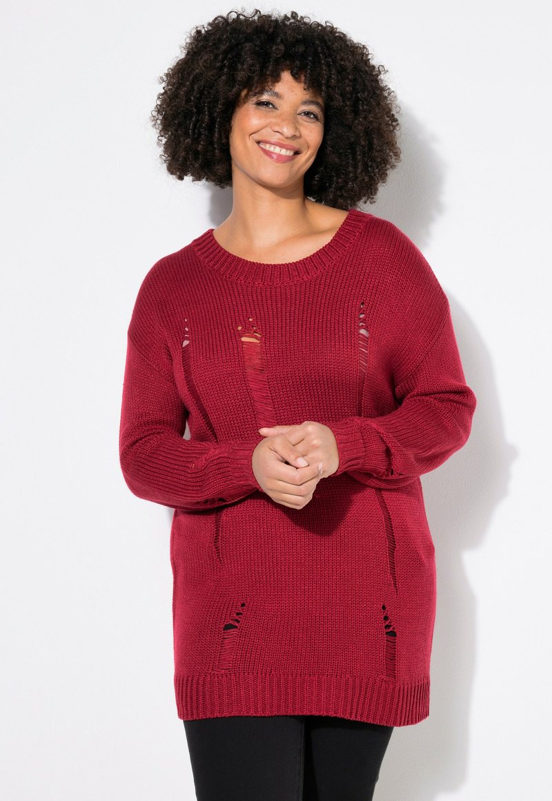 Roter Strickpullover mit weitem Ausschnitt, langen Ärmeln und ausgefransten Details auf der Vorderseite. Texturiertes Material und lässige Passform.
