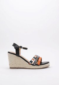 Sandalo con zeppa, con cinturini in pelle nera, dettagli intrecciati multicolori e una piattaforma in juta naturale. Il design con punta aperta presenta accenti decorativi.