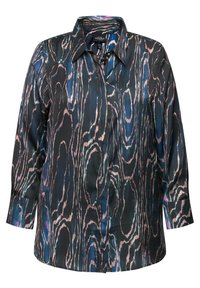 Camicia a maniche lunghe con colletto in tessuto nero lucido, decorata con un motivo astratto in tonalità di rosa e blu che ricorda la venatura del legno. Presenta una patta con bottoni e maniche con polsini.
