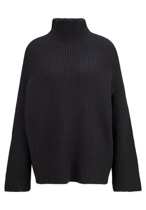 Czarny, masywny sweter z prążkowanego dzianego materiału z wysokim golfem i długimi rękawami, o luźnym kroju, wykonany z grubej przędzy.