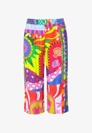 Pantalones de pierna ancha y coloridos que presentan una mezcla de patrones vibrantes en rojo, verde, azul y amarillo, con una cintura elástica y una tela ligera.