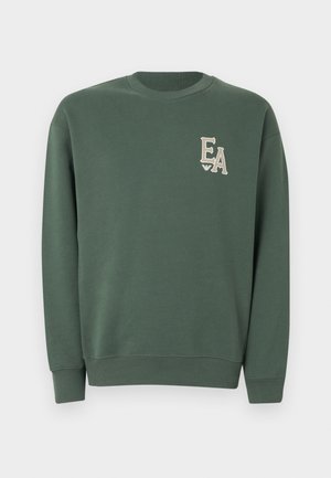 Donkergroene crewneck-trui met geribbelde manchetten en zoom, voorzien van beige "EA"-letters en een klein logo op de linkerborst.