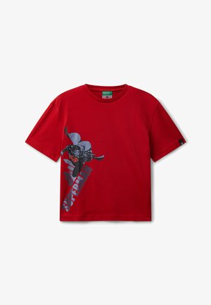 Červené bavlněné tričko s šedým grafickým motivem Supermana na přední straně a výrazným nápisem "SUPERMAN" pod ním. Krátké rukávy.