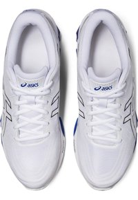 Scarpe sportive bianche con tomaia texturizzata, dettagli blu, design elegante e sistema di allacciatura. Presentano il logo "ASICS" e l'etichetta "Flytefoam".