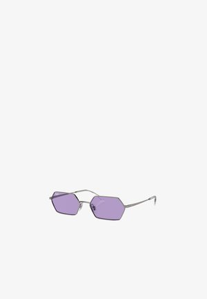 Occhiali da sole con lenti ottagonali viola, montatura in metallo argentato sottile e design minimalista. Presenta un ponte e bracci dritti.