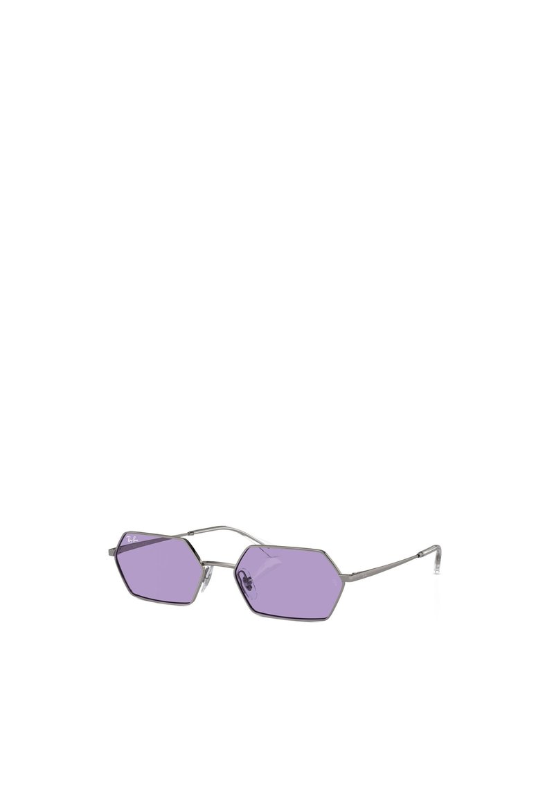 Occhiali da sole con lenti ottagonali viola, montatura in metallo argentato sottile e design minimalista. Presenta un ponte e bracci dritti.
