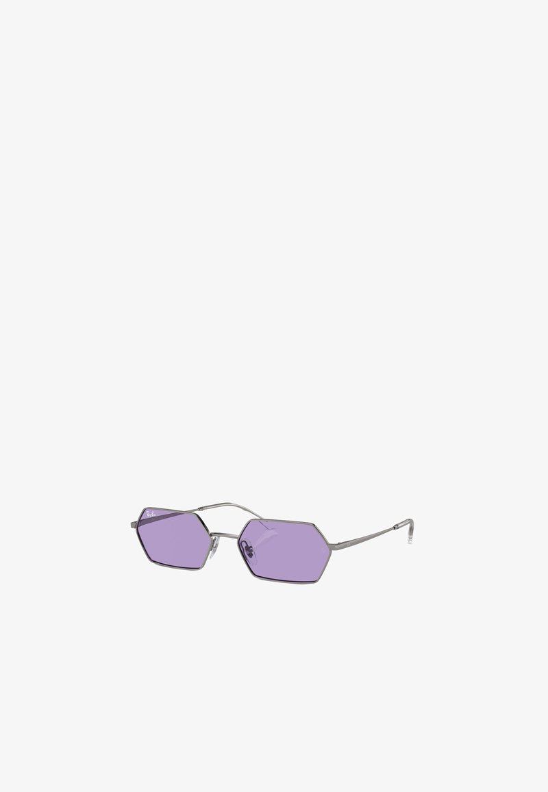 Occhiali da sole con lenti ottagonali viola, montatura in metallo argentato sottile e design minimalista. Presenta un ponte e bracci dritti.