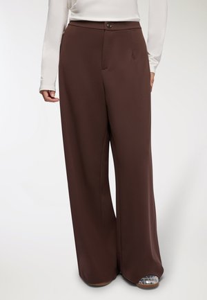 Pantaloni a gamba larga marroni realizzati in tessuto morbido, dotati di chiusura con bottone frontale, tasche laterali e un design ampio e fluido.