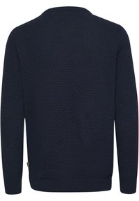 Pulover tricotat de culoare bleumarin, cu un model texturat în formă de fagure, guler rotund și mansete și tiv riglate. Fără logo-uri sau embellishments vizibile.