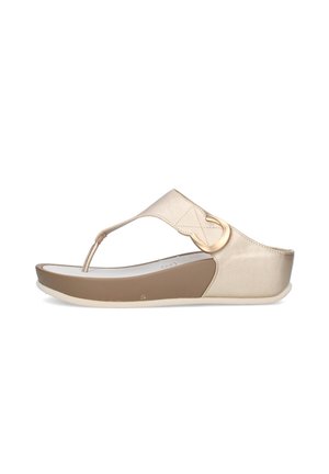 Sandalo beige con zeppa, suola imbottita e dettaglio circolare dorato su un largo cinturino sopra il collo del piede.