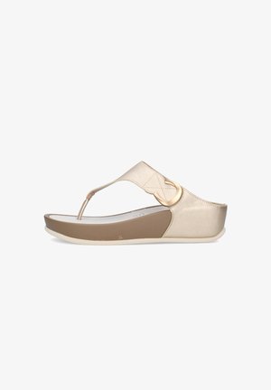 Sandalo beige con zeppa, suola imbottita e dettaglio circolare dorato su un largo cinturino sopra il collo del piede.