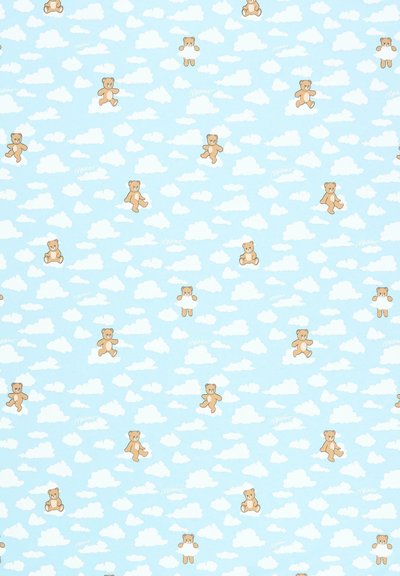 Jasnoniebieskie tło z rozrzuconymi białymi chmurami oraz małymi brązowymi misiami w różnych pozycjach siedzących i unoszących się.