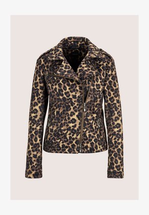 Luipaardprint jack met asymmetrische voorrits, ritszakken aan de zijkant en brede reverskraag op een neutrale achtergrond.