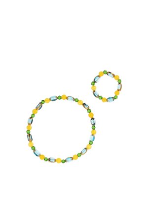 Două brățări elastice cu mărgele, realizate din mărgele ovale și rotunde galbene, verzi și albastre, pe un fundal alb.