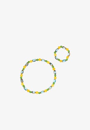 Dwie elastyczne bransoletki z koralików w kolorach żółtym, zielonym i niebieskim, składające się z owalnych i okrągłych koralików, na białym tle.
