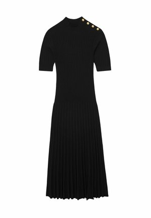 Fekete kötött ruha magas, álló nyakkal, rövid ujjakkal és pliszírozott szoknyával. Egy vállán négy arany díszgombbal.