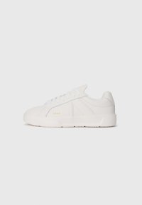 Hvide lav-top sneakers med snørebåndsdesign, tekstureret sål og diskret guld "ARKK" branding på siden.