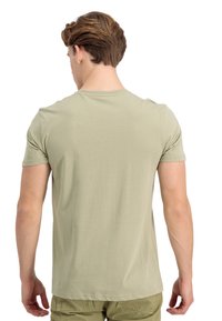 Lys olivengrøn T-shirt, korte ærmer, crew neck design, fremstillet af blødt stof, ensfarvet tekstur, ingen synlige grafik eller mønstre.