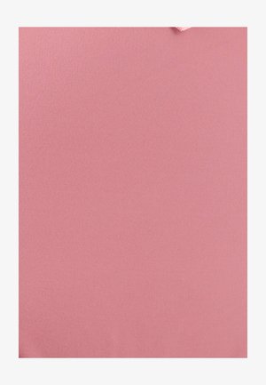 Tela de color rosa claro con una textura suave y un ligero estiramiento, que presenta un pequeño detalle de cinta en la parte superior.