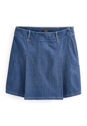 Jupe mini en denim bleu foncé, avec un design évasé, une taille plate et des coutures apparentes le long des bords. Étiquette de la marque visible à l'intérieur.