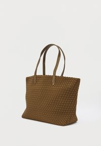 Καφέ υφαντή τσάντα ώμου με δύο μακριές, επίπεδες λαβές. Διαθέτει υφή με μοτίβο πλεκτού καλάθιου. Ορθογώνιο σχήμα.