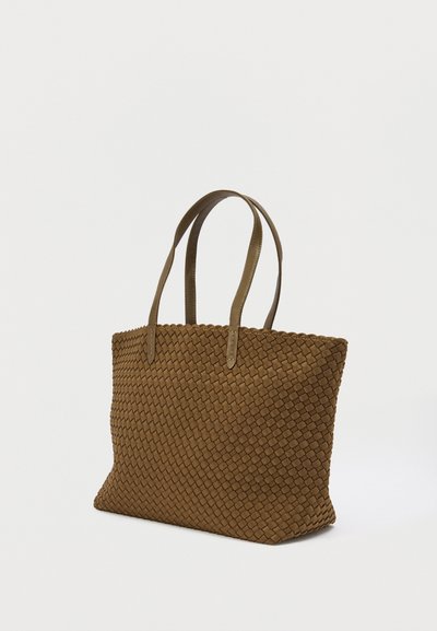 Καφέ υφαντή τσάντα ώμου με δύο μακριές, επίπεδες λαβές. Διαθέτει υφή με μοτίβο πλεκτού καλάθιου. Ορθογώνιο σχήμα.