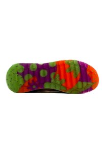 Sohlen eines Schuhs mit einem lebhaften Design in Grün, Lila, Orange und gepunkteten Mustern, hergestellt aus flexiblem Gummi-Material mit strukturiertem Griff.