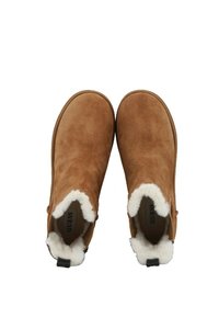 Stivali ankle in suede marrone con un morbido rivestimento bianco, punta arrotondata e linguetta sul retro per un facile indossamento. Finitura testurizzata in tutto il modello.