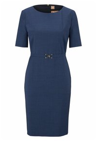 Robe ajustée bleu marine avec manches courtes, motif à carreaux texturé, boucle dorée accentuée à la taille, et encolure ronde avec une fermeture éclair.